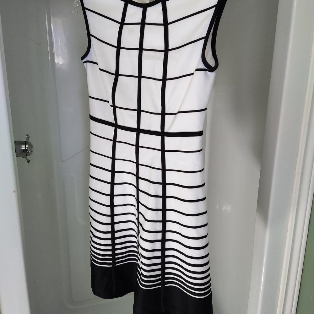 Laura Petite size 4, black and white dress with zipper back